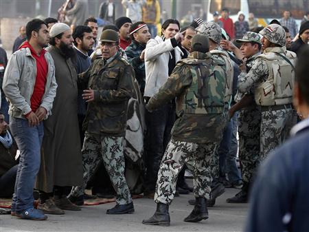 الجيش المصري يبدأ في إخلاء ميدان التحرير من المتظاهرين يوم الاحد - رويترز